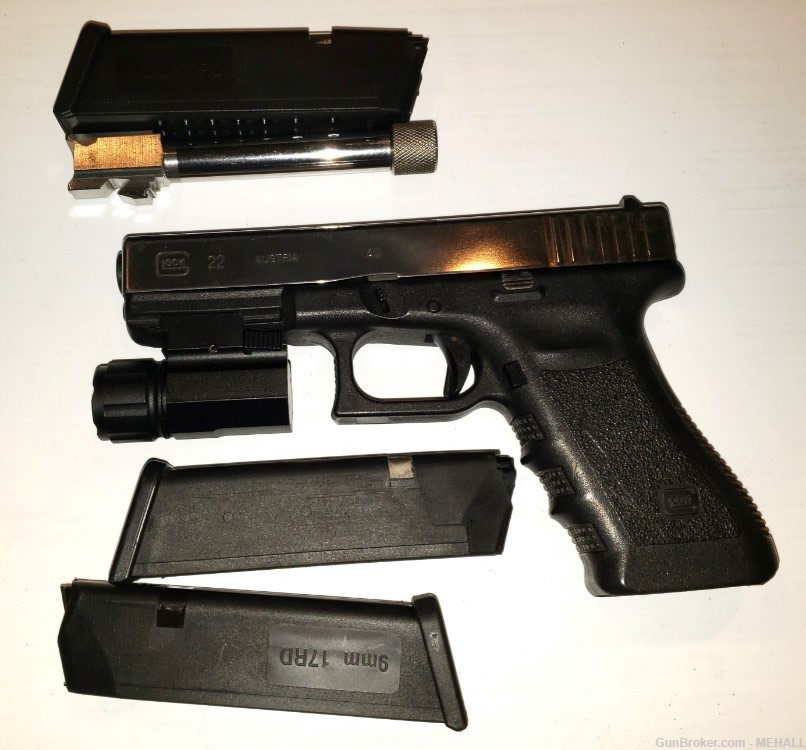 Glock mod 22 40 S&W includes 9mm Barrel 2- 40s&w mags,2-9mm mags Combo -img-0