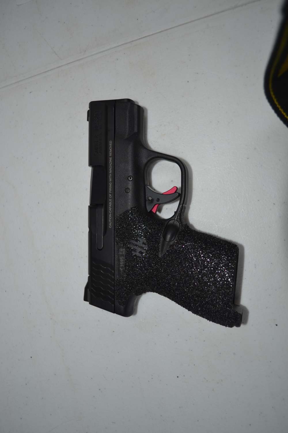 S&W M&P9 Shield 9mmP s/a pistol 3" barrel 3 magazines, holster-img-1