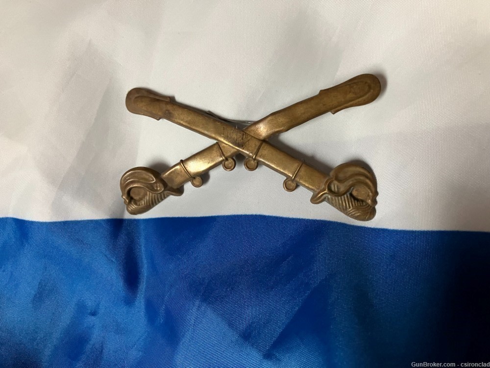 US Cavalry Crossed Sabers (Swords) hat pin insignia, Civil War original -img-0