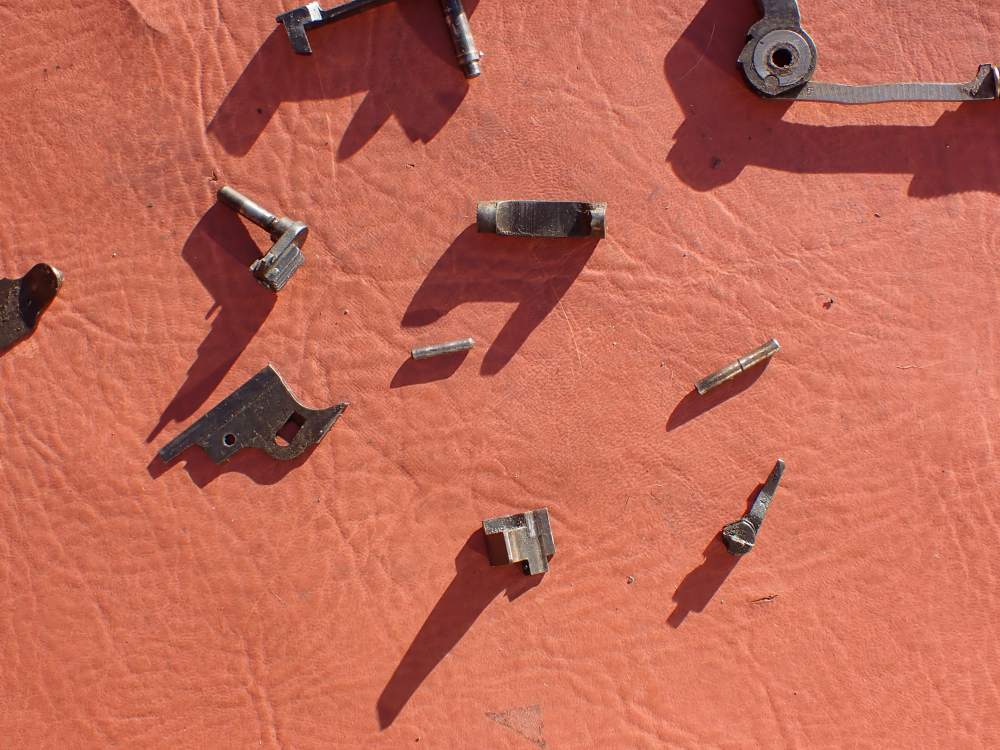 BROWNING HI POWER PRE WAR 9MM PISTOL WITH TANGENT SIGHT FACTORY PARTS KIT -img-193