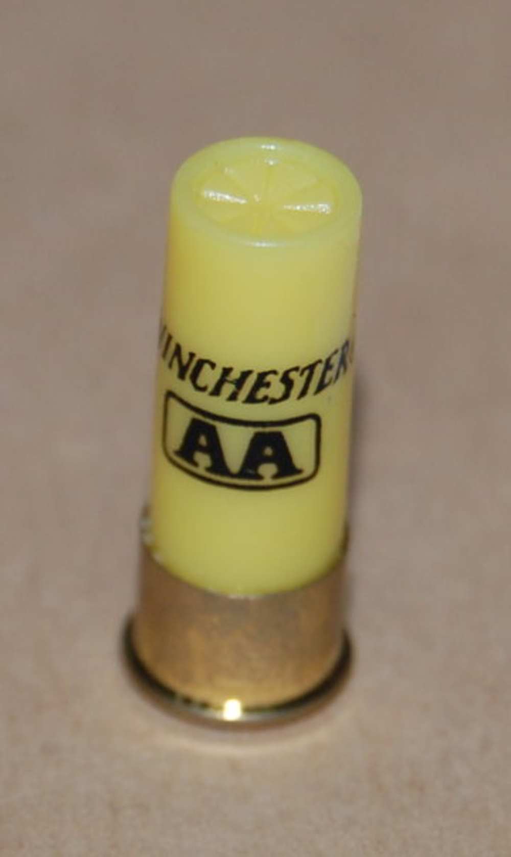  Winchester AA Shotgun Shell Yellow Tie Hat Lapel Pin Pinback-img-0