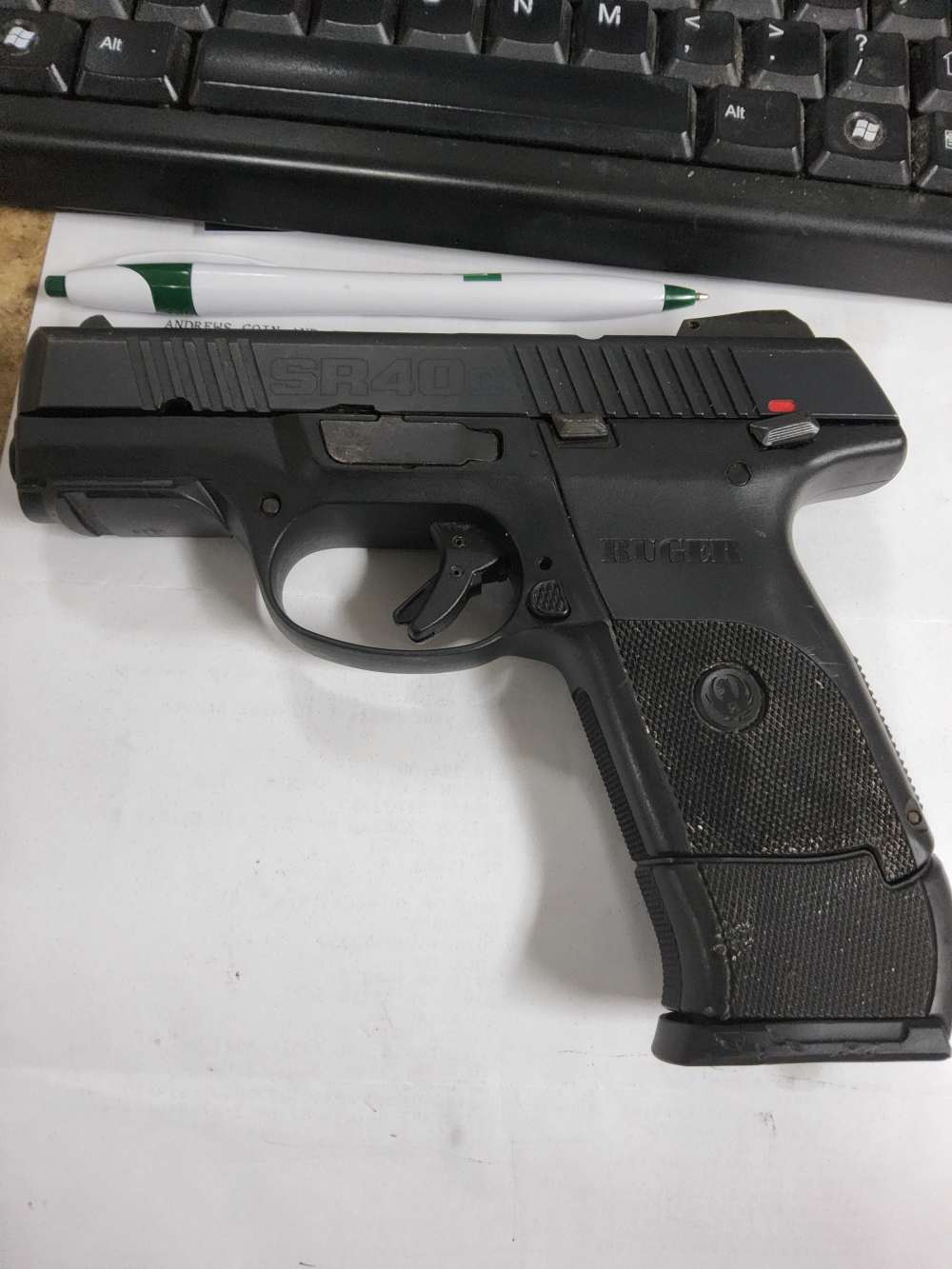 HAND GUN RUGER SR40C, 40 S&W,
SEMI-AUTOMATIC; USED 1 extended mag-img-0