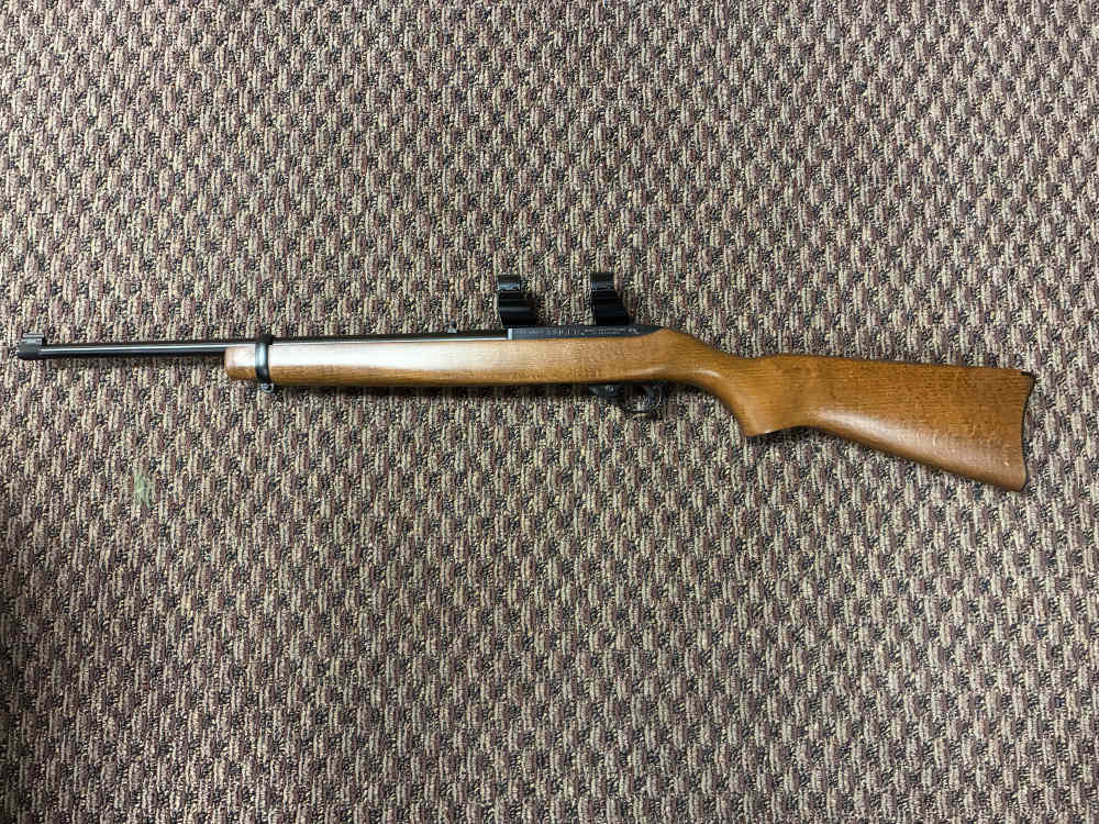 Ruger 10/22 carbine old style like new, wood stock, scope rings-img-1