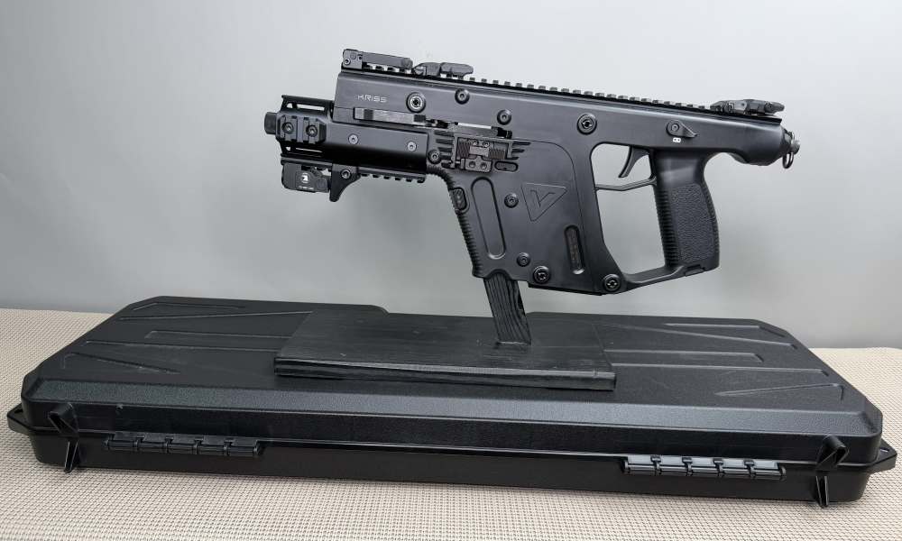 Kriss USA Firearms Vector 9mm with 2 40round magazines and a case.-img-0