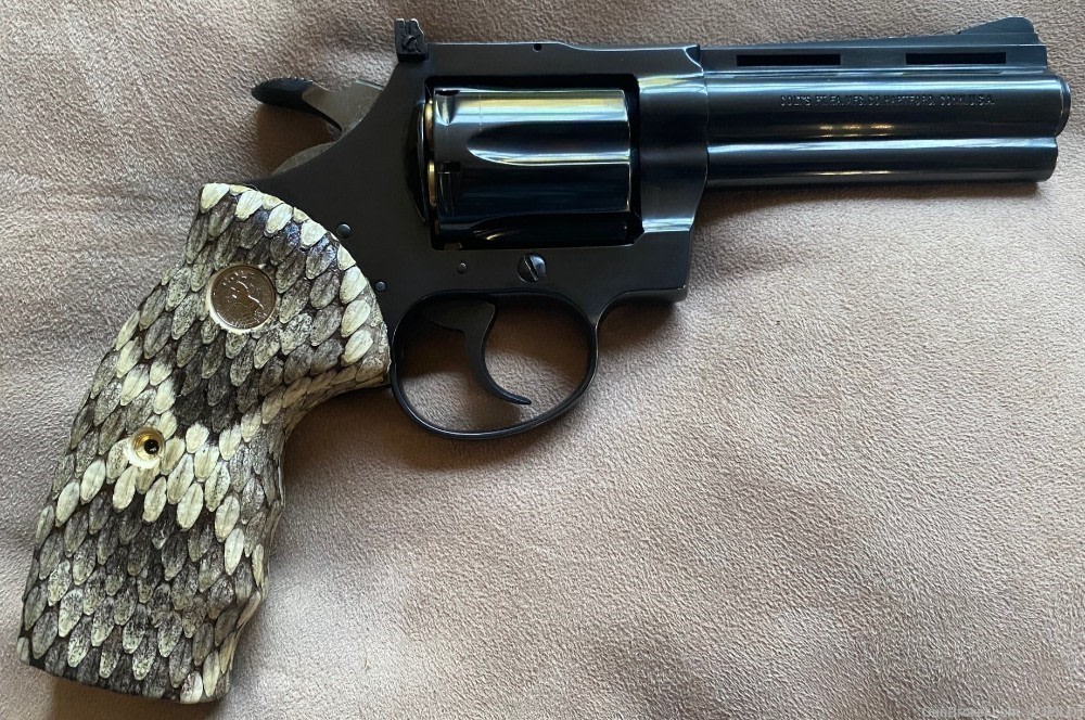 Eastern Diamondback Grips w/Medallions for Colt Diamondback -img-1