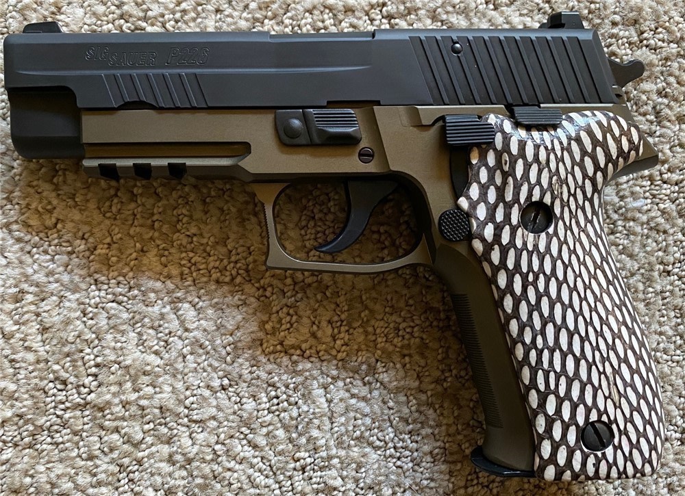 Genuine Cobra Skin grips for Sig Sauer P226 9mm Pistol GRIPS ONLY-img-1