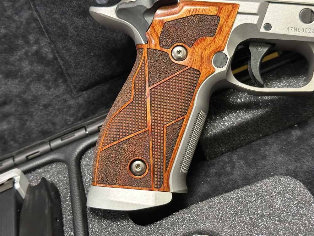 SIG P226 XFIVE Classic 9MM w/ Original box and 2 extra magazines-img-2