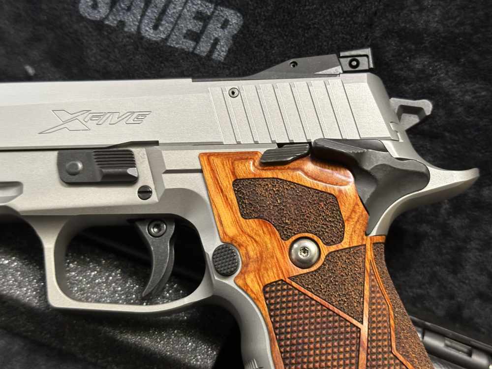 SIG P226 XFIVE Classic 9MM w/ Original box and 2 extra magazines-img-6