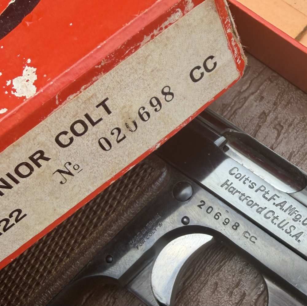 Great colt junior pistol .25 acp in matching box and paperwork -img-1