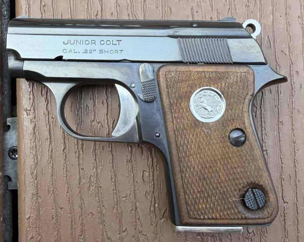 Great colt junior pistol .25 acp in matching box and paperwork -img-3