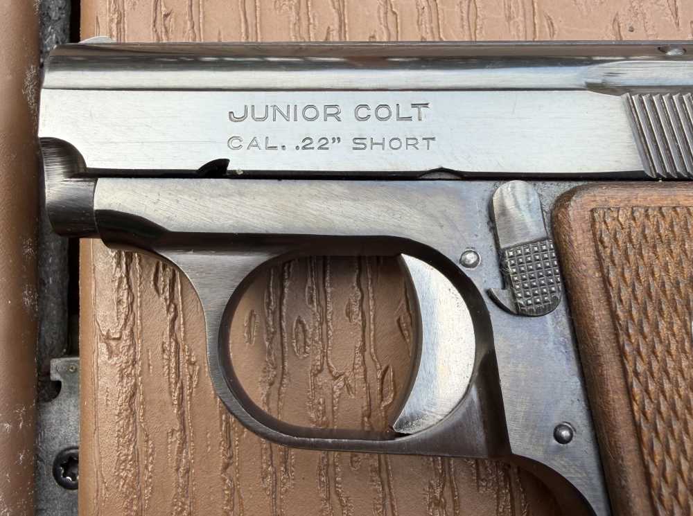 Great colt junior pistol .25 acp in matching box and paperwork -img-4