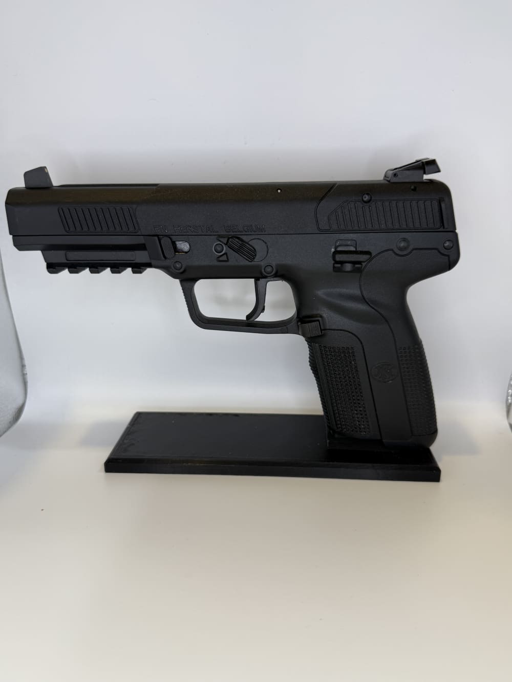 FN Herstal Five-Seven 5.7x28mm-img-0