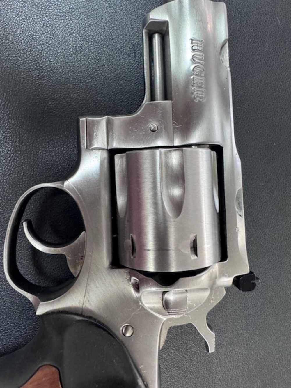 original ruger super redhawk with rings -snap caps-speed loaders-img-3