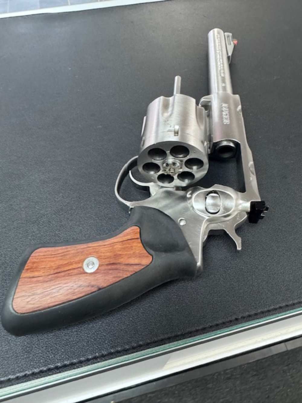 original ruger super redhawk with rings -snap caps-speed loaders-img-13