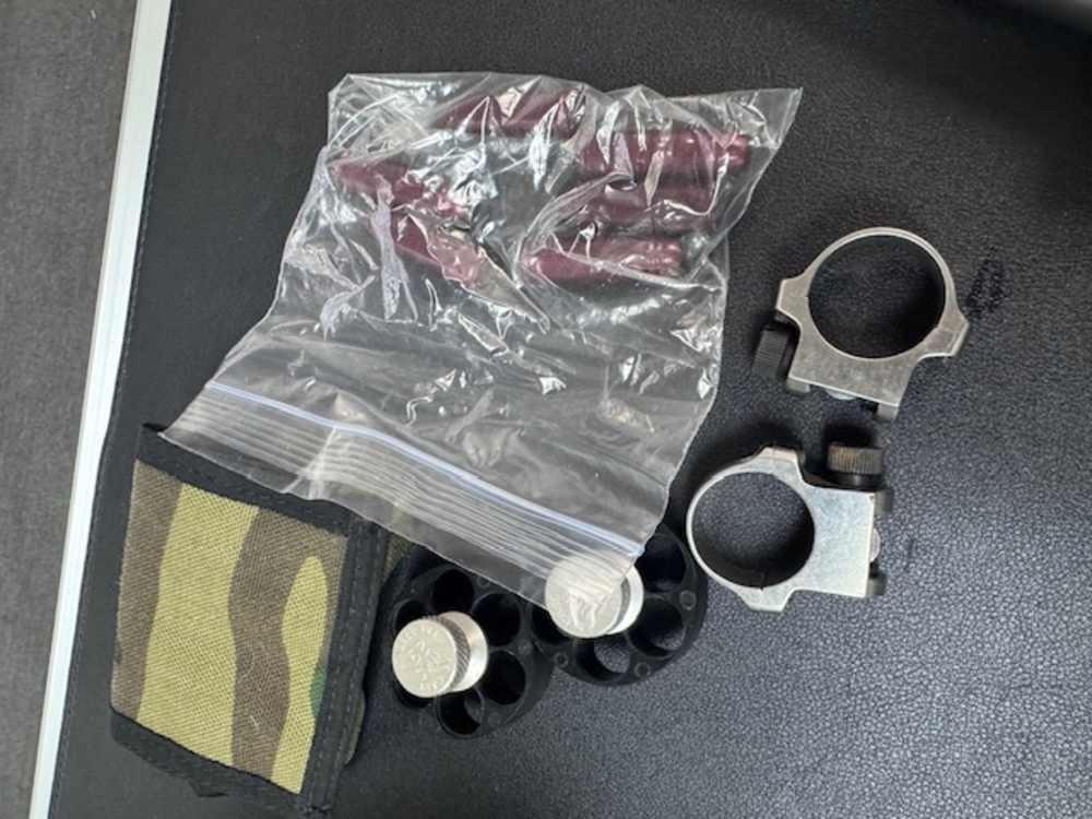 original ruger super redhawk with rings -snap caps-speed loaders-img-16