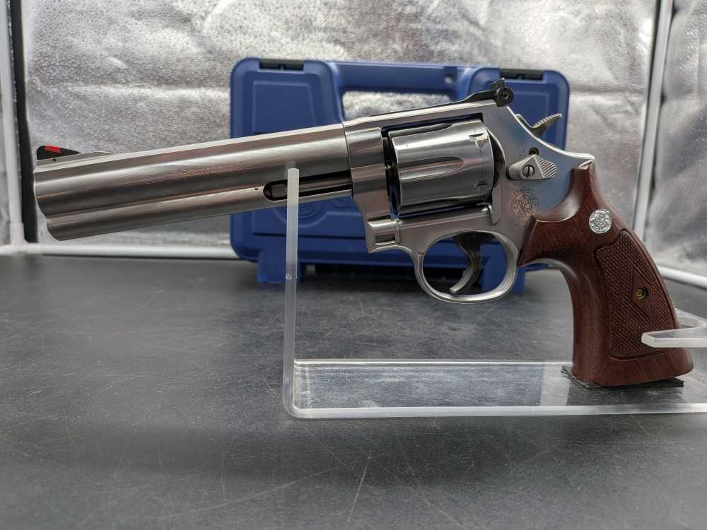 Smith and Wesson 686-6 with original box, papers and grips -img-5