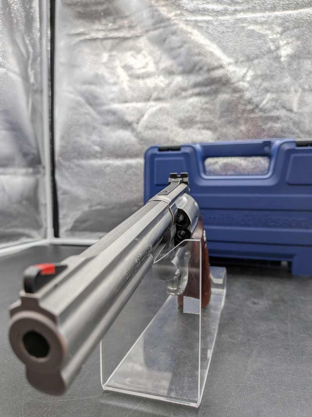 Smith and Wesson 686-6 with original box, papers and grips -img-8