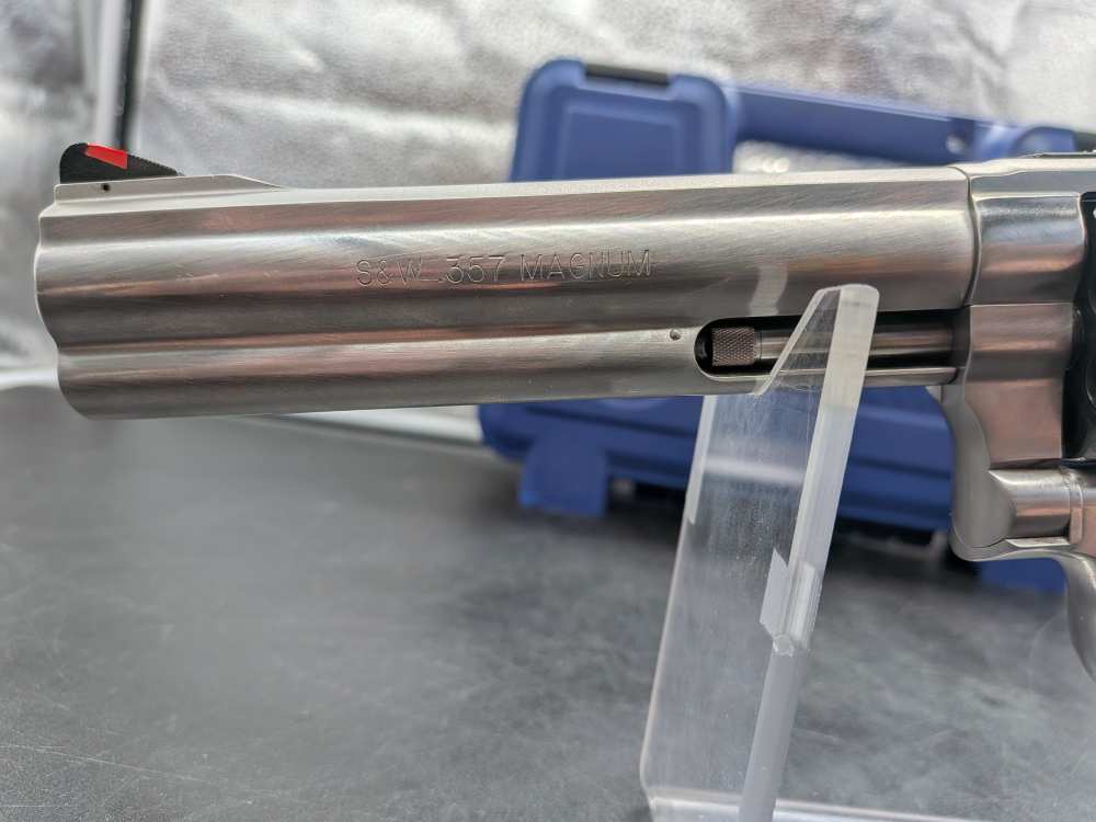Smith and Wesson 686-6 with original box, papers and grips -img-7