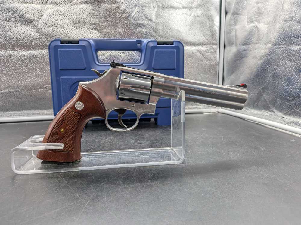 Smith and Wesson 686-6 with original box, papers and grips -img-1