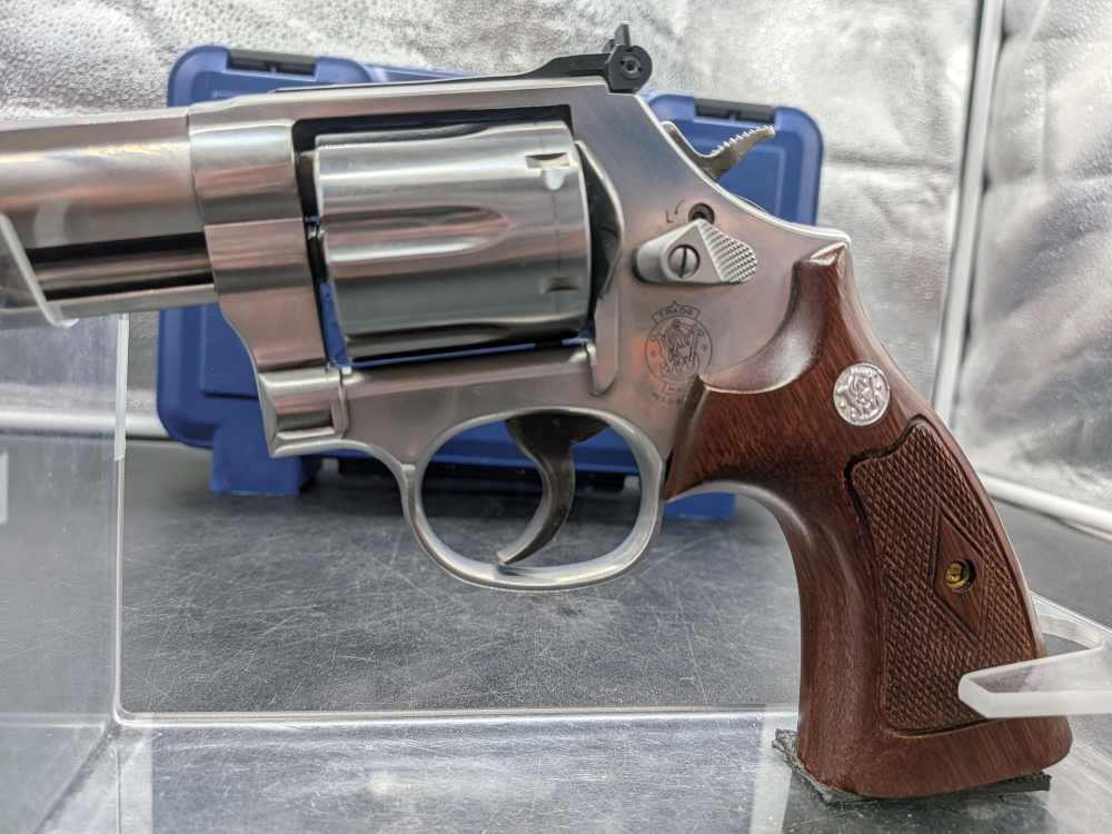 Smith and Wesson 686-6 with original box, papers and grips -img-6