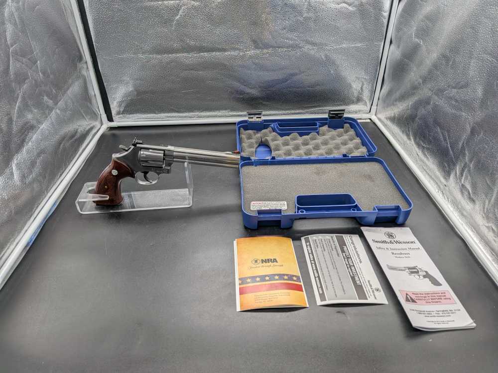 Smith and Wesson 686-6 with original box, papers and grips -img-0