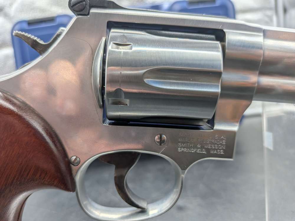 Smith and Wesson 686-6 with original box, papers and grips -img-2