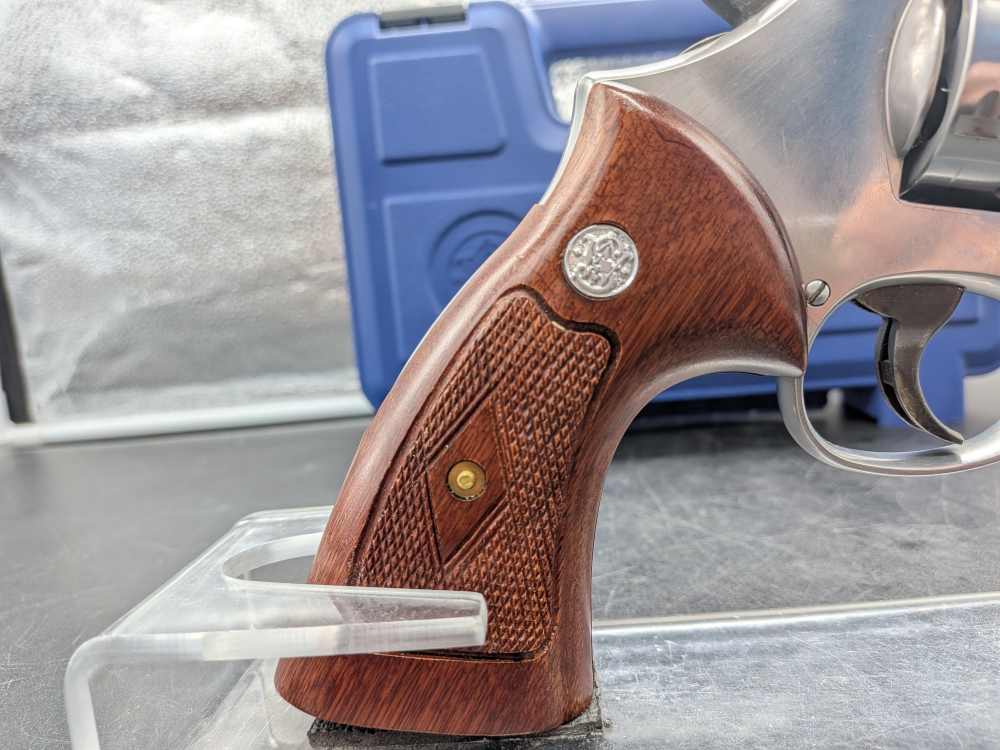 Smith and Wesson 686-6 with original box, papers and grips -img-3