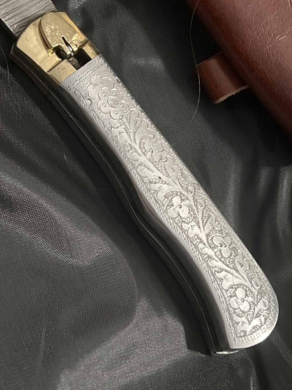 Switchblade 12 inch. Engraved Grip w/leather carrying case Damascus steel -img-4