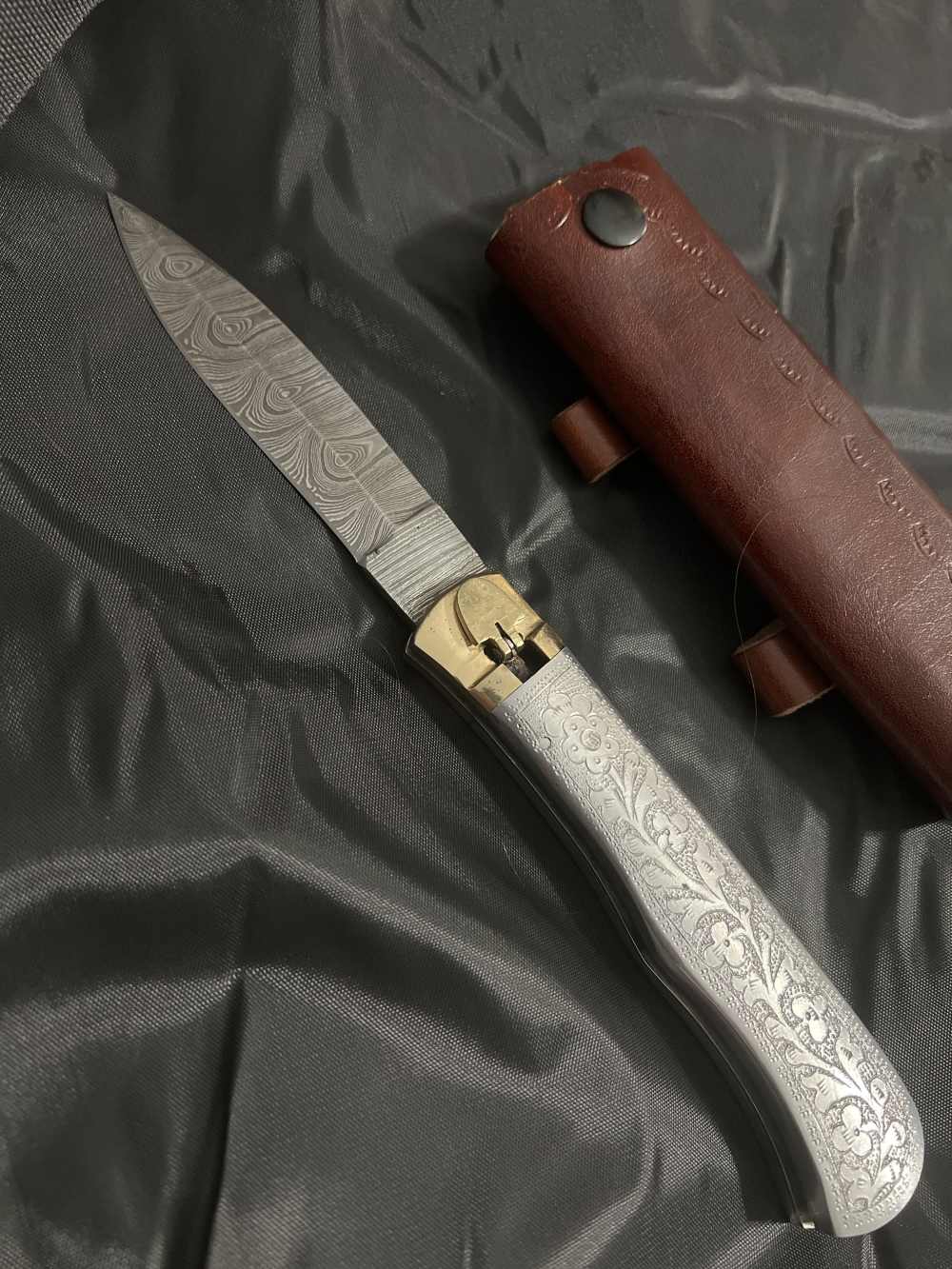 Switchblade 12 inch. Engraved Grip w/leather carrying case Damascus steel -img-5