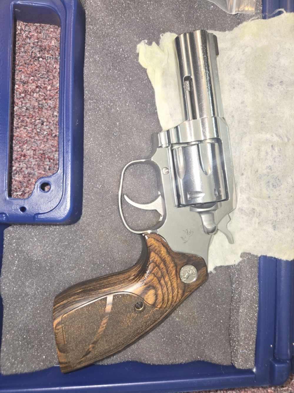 Like new colt king cobra carry w/target grips  357 mag/38 special 3 inch-img-0