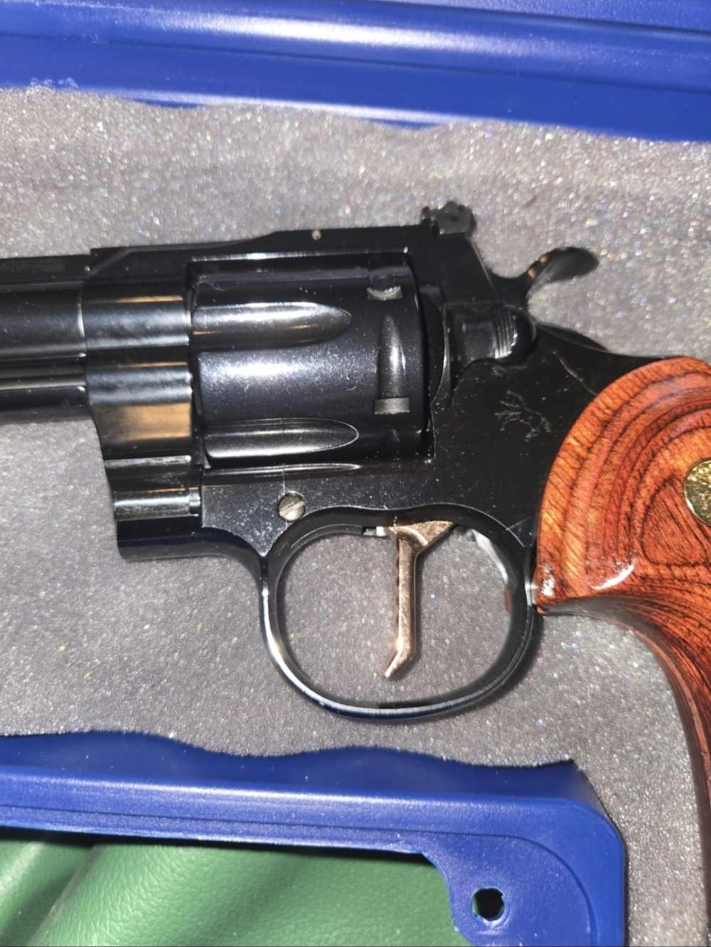 New colt python blued 4.25" w/ rose gold flat trigger and Rosewood grips -img-1