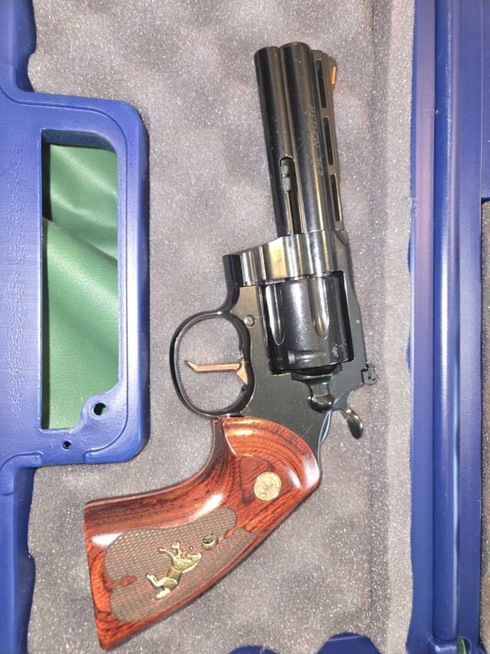 New colt python blued 4.25" w/ rose gold flat trigger and Rosewood grips -img-0