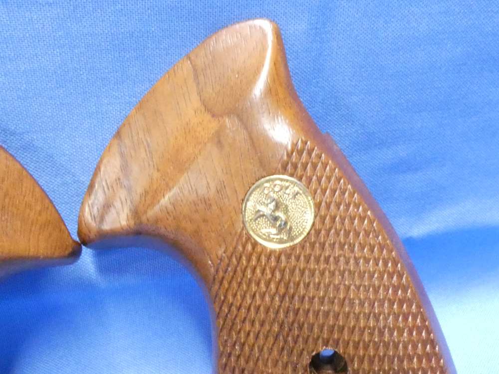 1-SET VINTAGE FACTORY OEM COLT TROOPER MKIII WOOD GRIPS W/SCREW *MINT*-img-2