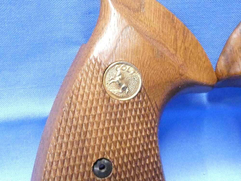 1-SET VINTAGE FACTORY OEM COLT TROOPER MKIII WOOD GRIPS W/SCREW *MINT*-img-1