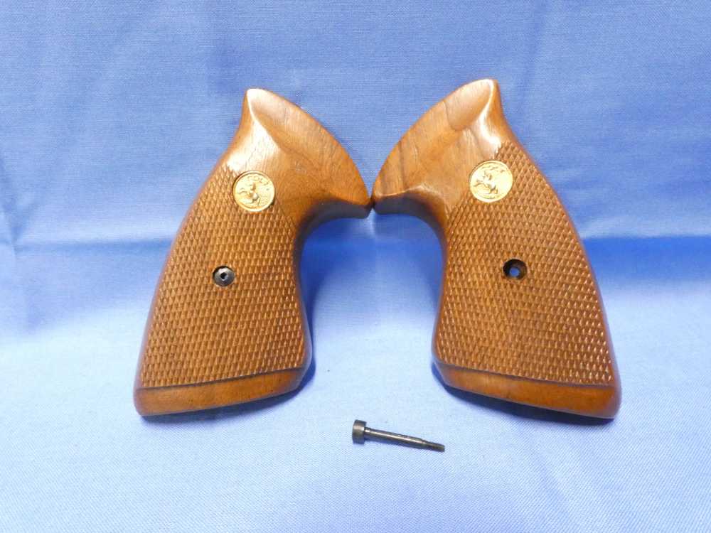 1-SET VINTAGE FACTORY OEM COLT TROOPER MKIII WOOD GRIPS W/SCREW *MINT*-img-0