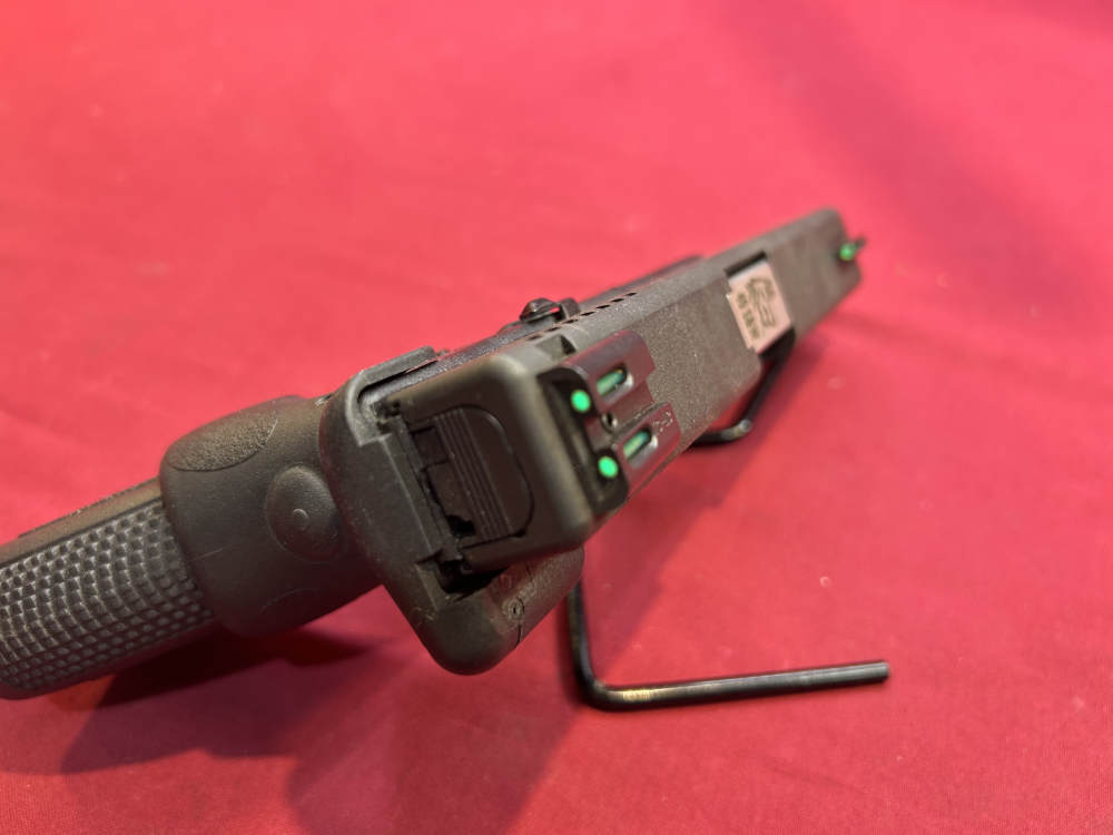 Glock 22 gen 2 .40 s&w  with custom barrel and laser mint!-img-9