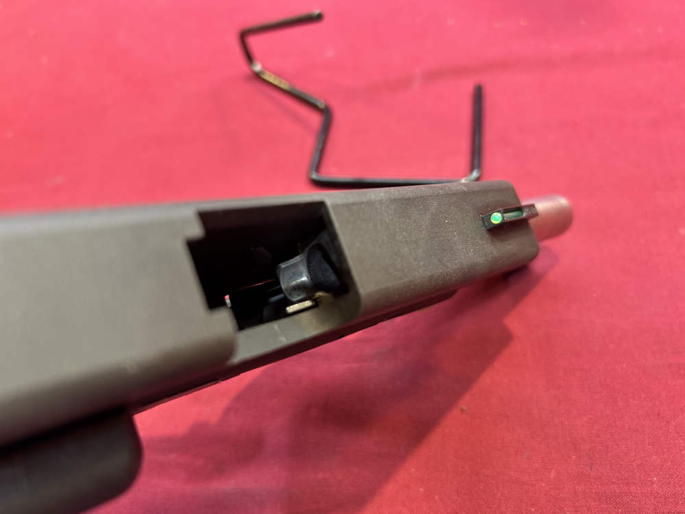 Glock 22 gen 2 .40 s&w  with custom barrel and laser mint!-img-6