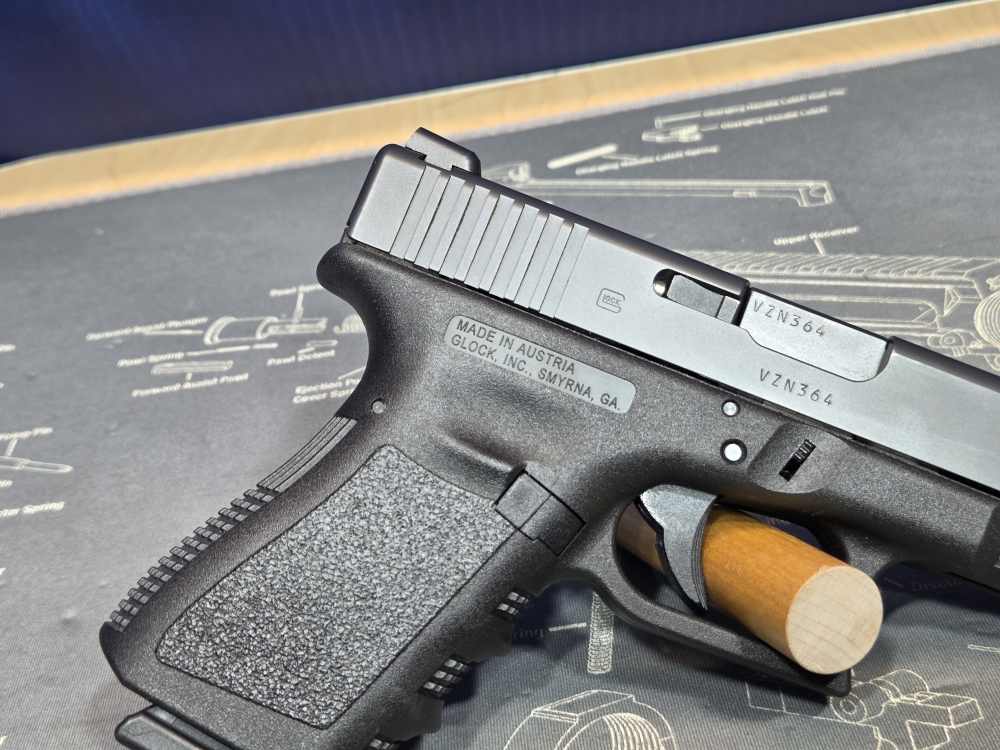 Glock 23 Gen 3 .40 S&W Semi-Automatic Pistol w/ 13 Rnd Mag and Night Sights-img-7