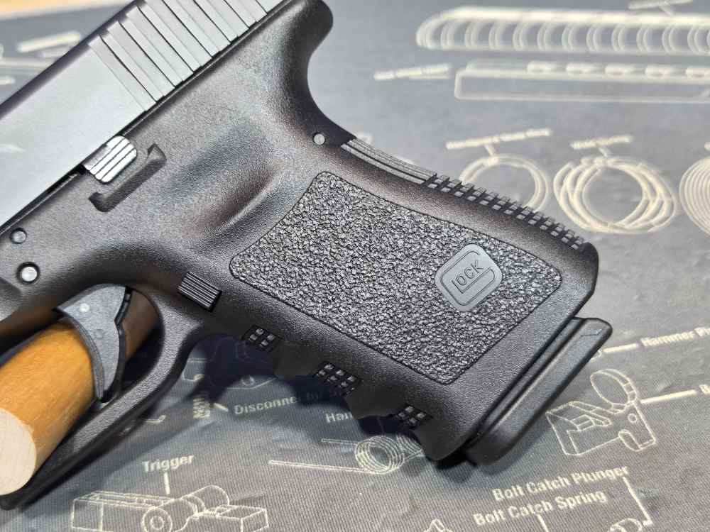 Glock 23 Gen 3 .40 S&W Semi-Automatic Pistol w/ 13 Rnd Mag and Night Sights-img-4