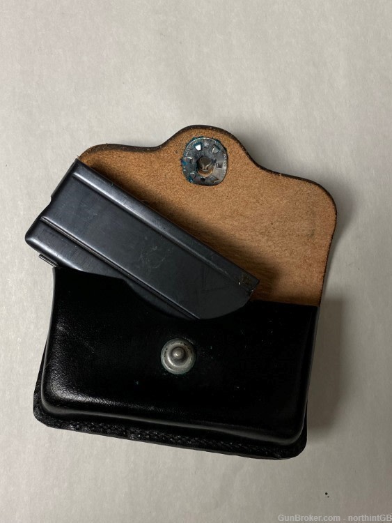US GI BLACK LEATHER POUCH WITH ONE 15RD M1 CARBINE MAGAZINE. -img-0