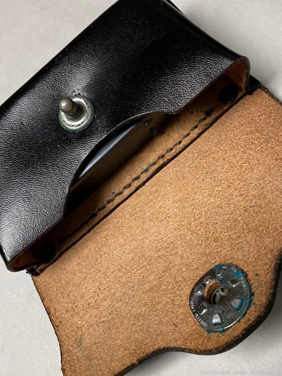 US GI BLACK LEATHER POUCH WITH ONE 15RD M1 CARBINE MAGAZINE. -img-1