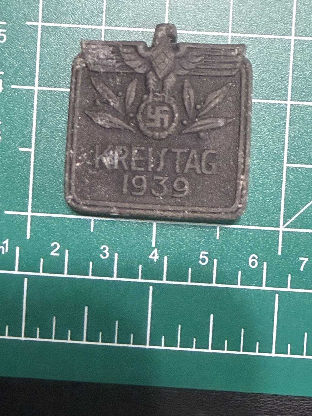 1939 German Kreistag District Rally Tinnie Eagle Oak Leaves Pinback Badge-img-0