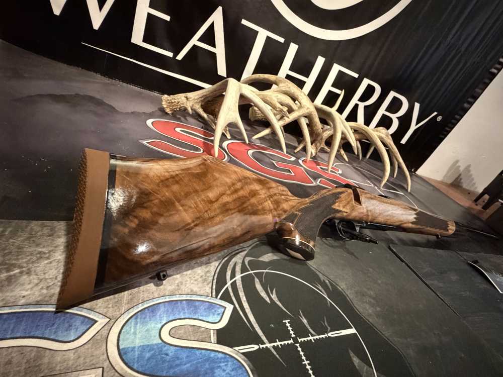 Weatherby Mark V Deluxe Varmintmaster 224 WBY Serial # WY225116-img-4