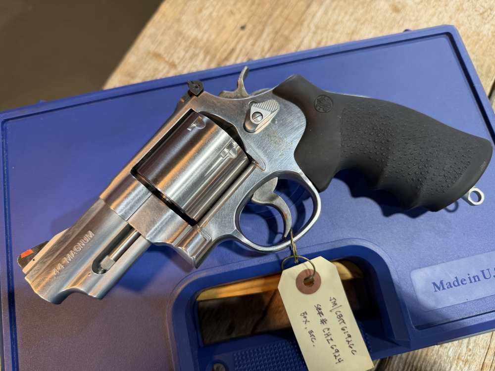 Smith and Wesson 629-6 UNFLUTED 3" with Lanyard Loop - UNFIRED!-img-4