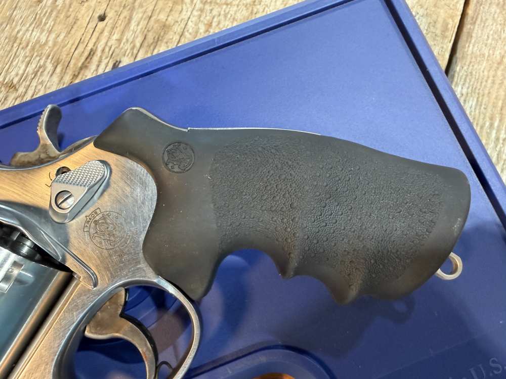 Smith and Wesson 629-6 UNFLUTED 3" with Lanyard Loop - UNFIRED!-img-5
