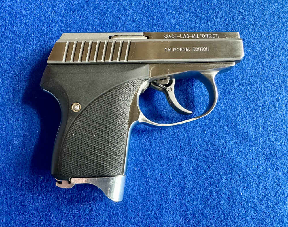 L.W. Seecamp .32acp Milford CT. Box, 4 mags, 2 holsters,-img-4