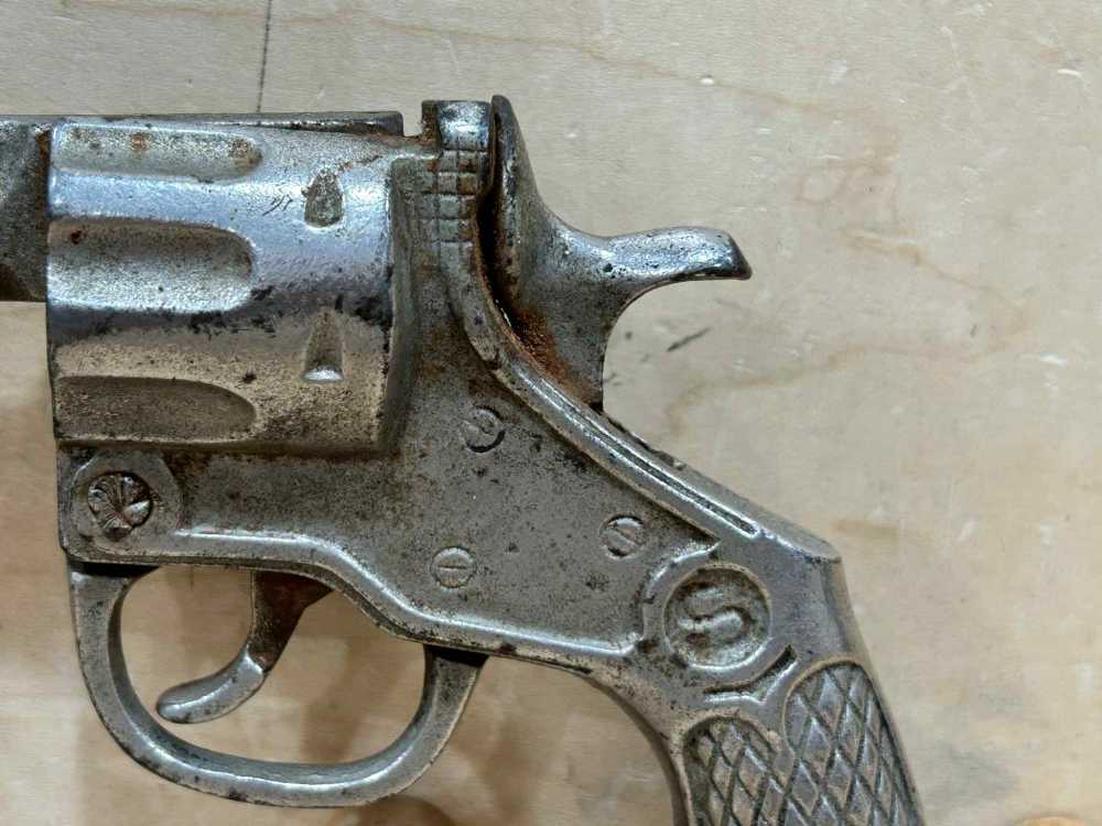 ANTIQUE SMITH & WESSON CAST IRON CAP GUN TOY-img-3
