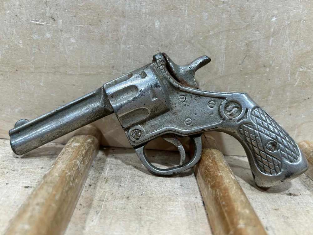 ANTIQUE SMITH & WESSON CAST IRON CAP GUN TOY-img-1