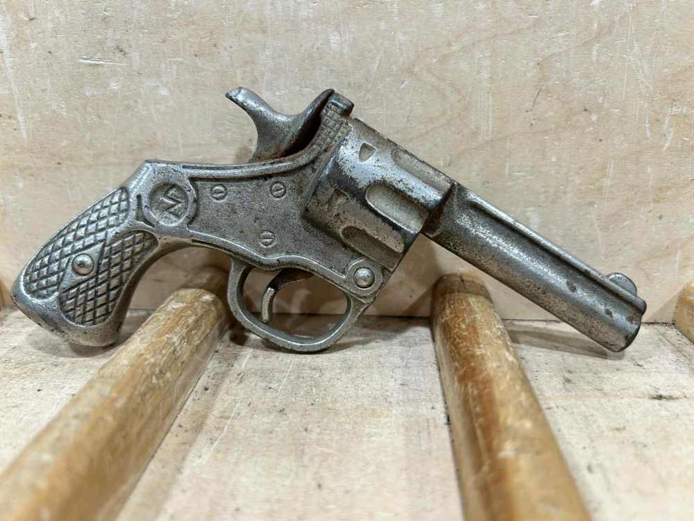 ANTIQUE SMITH & WESSON CAST IRON CAP GUN TOY-img-0