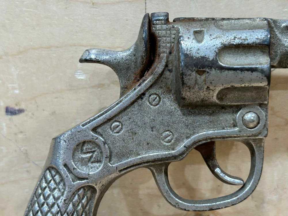 ANTIQUE SMITH & WESSON CAST IRON CAP GUN TOY-img-6